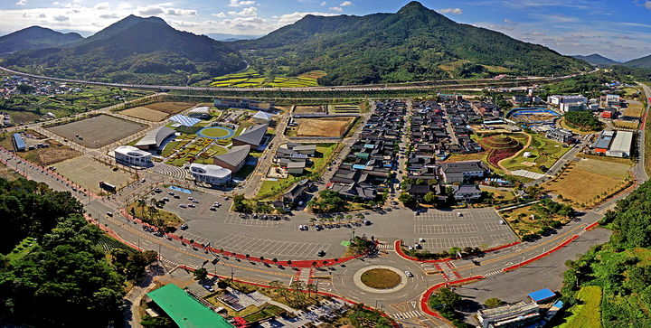 [정읍=뉴시스] 순창군의 '한국전통 발효문화산업 투자선도지구 조성사업'이 국토교통부의 '2025년 지역개발 우수사례 경진대회'에서 최우수상을 받았다. 순창발효테마파크와 전통고추장민속마을이 있는 발효문화산업 투자선도지구. *재판매 및 DB 금지