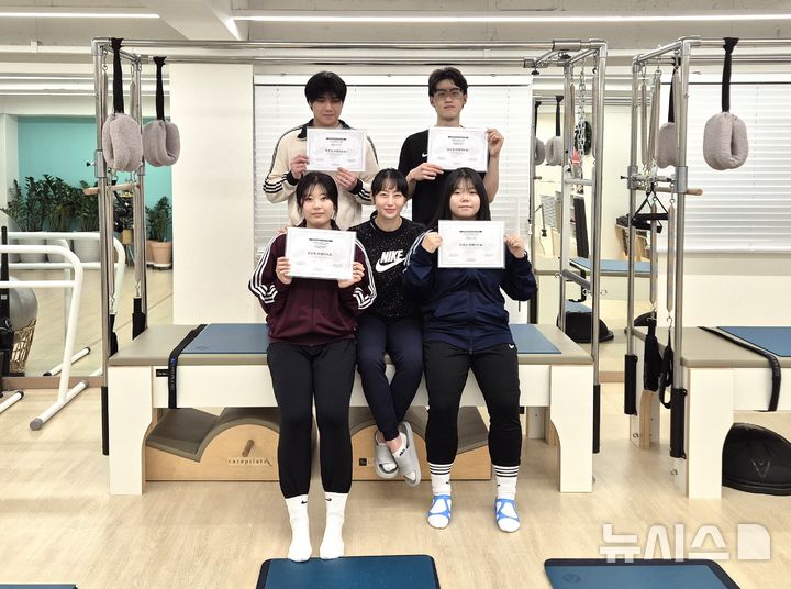 [안양=뉴시스] 국제골프 필라테스 커렉터 실무 과정을 마친 학생들이 기념 촬영을 하고 있다. (사진=안양대 제공).2025.12.19.photo@newsis.com