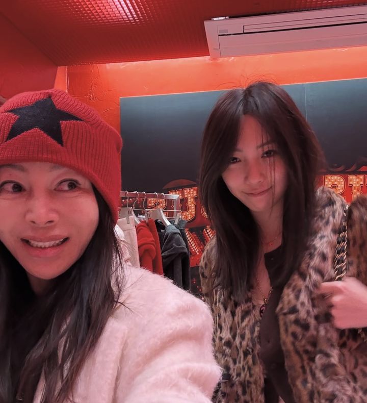 [서울=뉴시스] 배우 황신혜와 딸 이진이. (사진=황신혜 인스타그램 캡처) 2025.12.19. *재판매 및 DB 금지