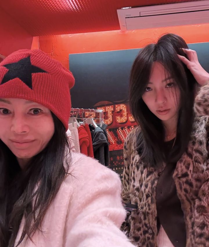 [서울=뉴시스] 배우 황신혜와 딸 이진이. (사진=황신혜 인스타그램 캡처) 2025.12.19. *재판매 및 DB 금지