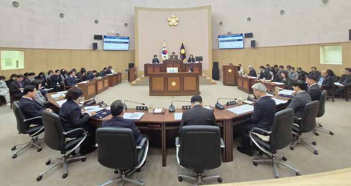 [부산=뉴시스] 19일 기장군의회는 본회의장에서 제3차 본회의를 열고 제292회 정례회를 마무리하고 있다. (사진=기장군의회 제공) 2025.12.19. photo@newsis.com *재판매 및 DB 금지