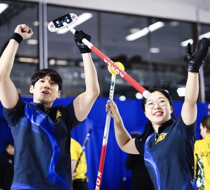 [서울=뉴시스] 한국 컬링 믹스더블 국가대표 김선영-정영식이 19일(한국 시간) 캐나다 브리티시컬럼비아주 캘로나의 캘로나 컬링클럽에서 열린 올림픽 예선전(OQE) 플레이오프 제2경기에서 호주를 상대로 승리한 뒤 기뻐하고 있다. (사진=세계컬링연맹 SNS 캡처) 2025.12.19. *재판매 및 DB 금지