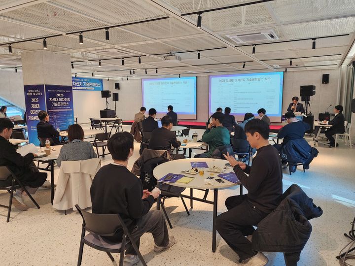 [울산=뉴시스] 구미현 기자 = 2025 차세대 이차전지 기술콘퍼런스에서 참석한 산학연관 관계자들 (사진=UNIST 제공) 2025.12.19. photo@newsis.com *재판매 및 DB 금지