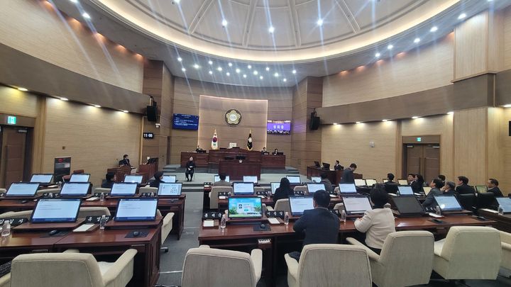 [천안=뉴시스] 최영민 기자=19일 정회 중인 천안시의회 본회의장 모습. 2025.12.19 ymchoi@newsis.com *재판매 및 DB 금지