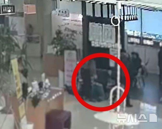 [인천=뉴시스] 인천 서구청 민원실 직원이 갑자기 쓰러진 80대 어르신에게 CPR을 실시하고 있다. (사진=서구 제공) 2025.12.19. photo@newsis.com