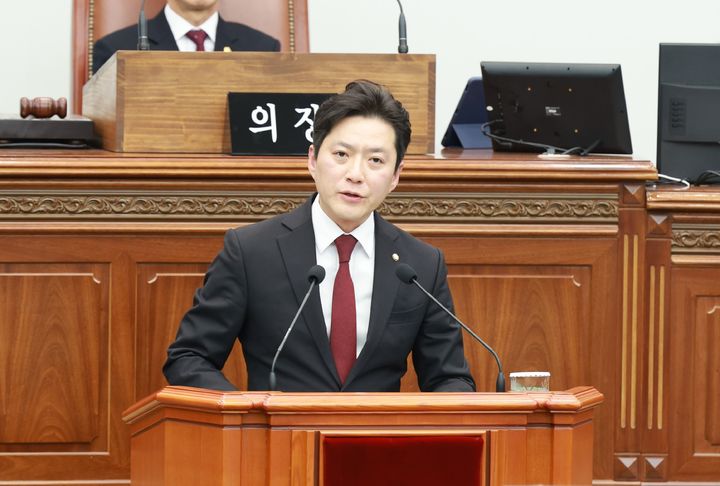 [창원=뉴시스] 강경국 기자 = 김영록 경남 창원시의원이 19일 열린 제148회 정례회 제4차 본회의에서 이재명 정부 및 더불어민주당 규탄 건의안을 대표 발의하고 있다. (사진=창원시의회 제공). 2025.12.19. photo@newsis.com *재판매 및 DB 금지