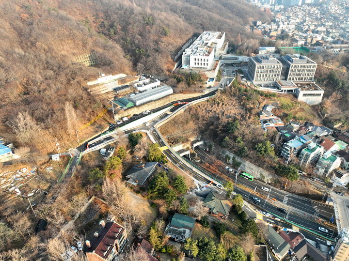 [서울=뉴시스] 서대문구의 금화터널 상부 도로 완공 모습. 2025.12.19. (사진=서대문구 제공) *재판매 및 DB 금지