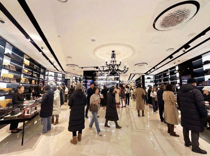 5년새 2배 뛴 샤넬백…"명품, 비쌀수록 직접보고 산다" 캉카스백화점 '북새통'