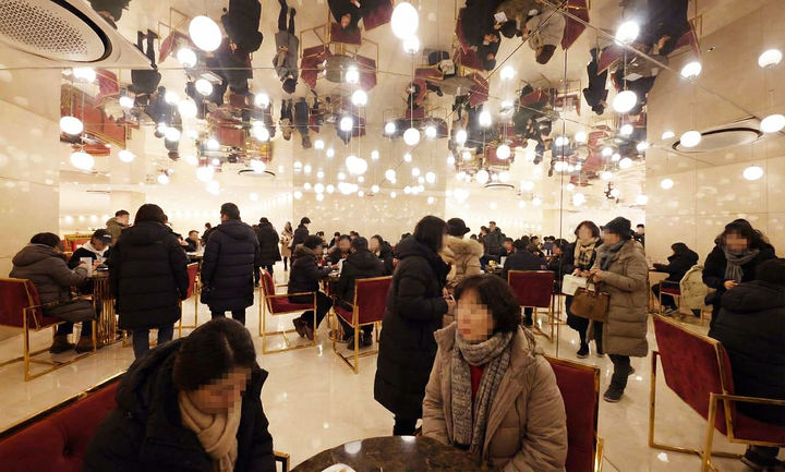 캉카스백화점 로비가 대기고객들로 북새통을 이루고 있다. *재판매 및 DB 금지