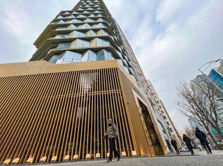 5년새 2배 뛴 샤넬백…"명품, 비쌀수록 직접보고 산다" 캉카스백화점 '북새통'