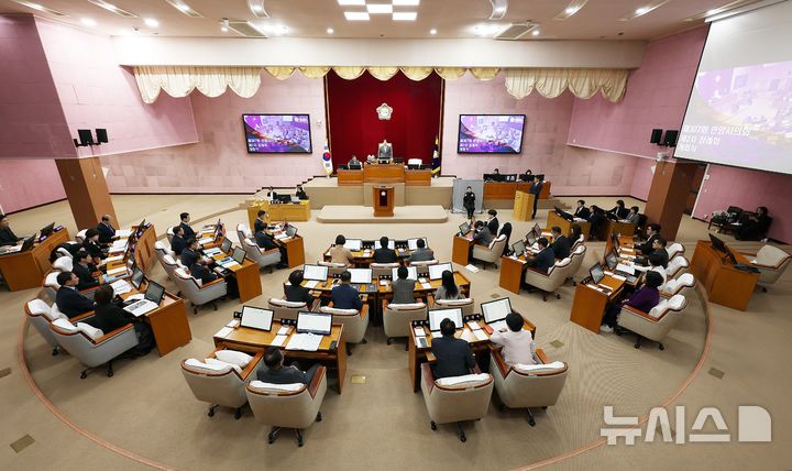 [안양=뉴시스] 19일 안양시의회가 본회의장에서 2차 본회의를 열고 제307회정례회를 마무리하고 있다. (사진=안양시의회 제공) 2025.12.19. photo@newsis.com
