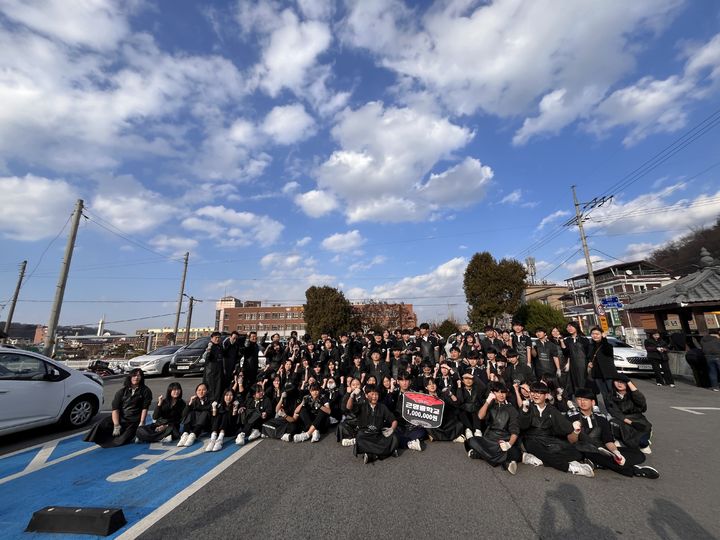 [전주=뉴시스] 전북 전주연탄은행은 근영중학교 전교생 120여명과 함께 연탄 봉사활동을 진행했다고 19일 밝혔다. (사진=전주연탄은행 제공) 2025.12.19. photo@newsis.com *재판매 및 DB 금지