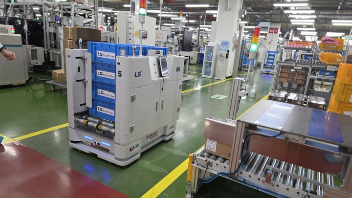 [청주=뉴시스]LS일렉트릭 청주 1사업장 G동에서 무인 운반차가 자재를 나르고 있다. photo@newsis.com *재판매 및 DB 금지