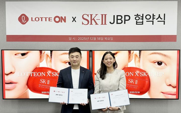 18일 서울 영등포구 한국피앤지판매유한회사 본사에서 황형서 롯데온 마케팅부문 상무(왼쪽)와 이민영 SK-II 코리아 총괄 매니저가 전략적 비즈니스 파트너십(JBP) 체결 후 기념사진을 촬영하고 있다.(사진=롯데온 제공) *재판매 및 DB 금지