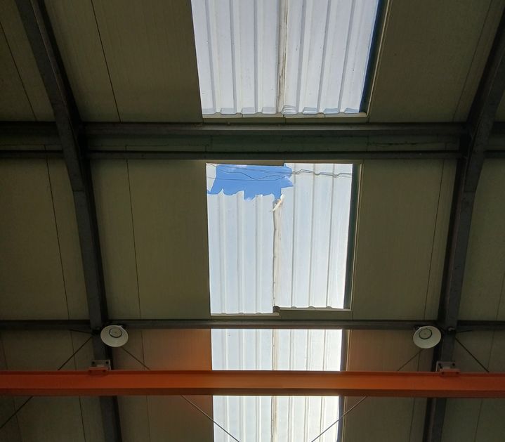 [고창=뉴시스] 19일 오전 11시9분께 전북 고창군 아산면 아산농공단지 내 한 공장에서 지붕 방수공사를 감독하기 위해 나온 40대 방수업체 대표가 6m 아래로 떨어져 크게 다쳤다. 사진 속 파란 부분은 A씨가 떨어진 위치의 지붕. (사진=전북도소방본부 제공) 2025.12.19. photo@newsis.com *재판매 및 DB 금지