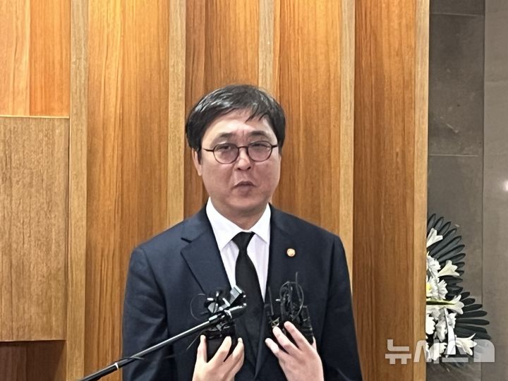 [서울=뉴시스] 19일 서울 신촌 세브란스병원 장례식장에 마련된 고(故) 윤석화 빈소를 방문한 최휘영 문화체육부 장관 2021.12.19. suejeeq@newsis.com 