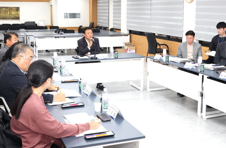 [정읍=뉴시스] 19일 정읍시청에서는 열린 '연지시장 정비계획 및 타당성 조사 용역 착수보고회', 이학수 시장이 시장 활성화 방안 마련 중 시장 상인들과의 소통을 강조하고 있다. *재판매 및 DB 금지