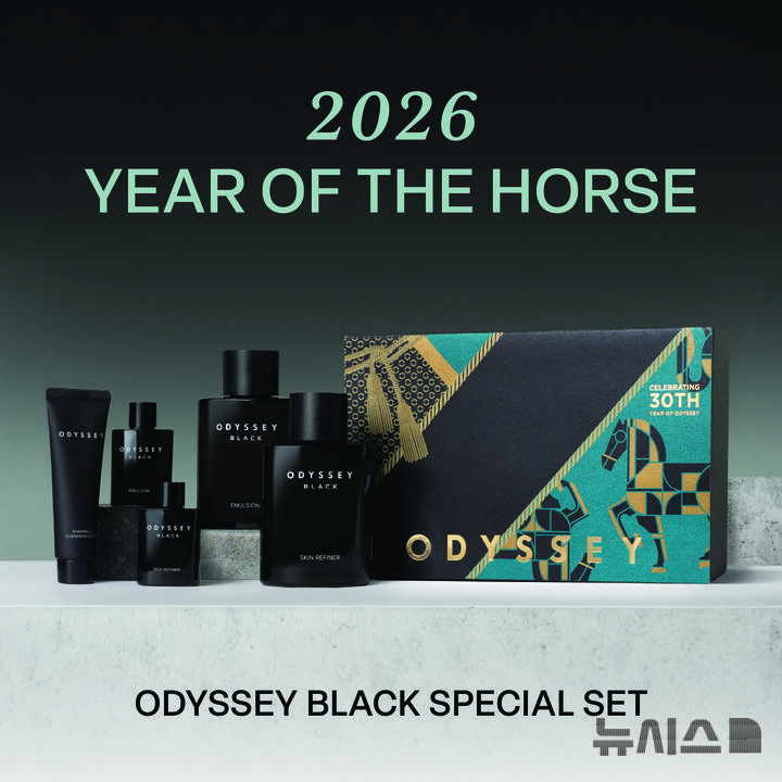 [서울=뉴시스] 아모레퍼시픽 남성 스킨케어 브랜드 '오딧세이(Odyssey)'가 2010년 선보인 블랙 라인 이미지. 블랙 라인은 샌달우드 베이스의 현대적인 스파이시 우디 향이 특징이다. (사진=아모레퍼시픽 제공) 2025.12.19. photo@newsis.com