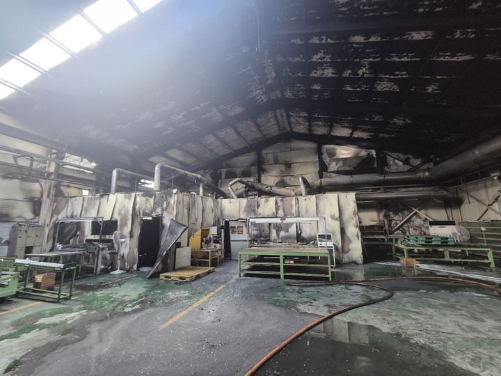 [예산=뉴시스] 19일 오전 11시29분께 충남 예산군 덕산면 광천리의 한 바닥타일 포장공장에서 불이 나 1시간여 만에 진화된 가운데 내부 설비 등이 타 소방서 추산 7억원의 재산피해가 발생했다. (사진=예산소방서 제공) 2025.12.19. photo@newsis.com *재판매 및 DB 금지