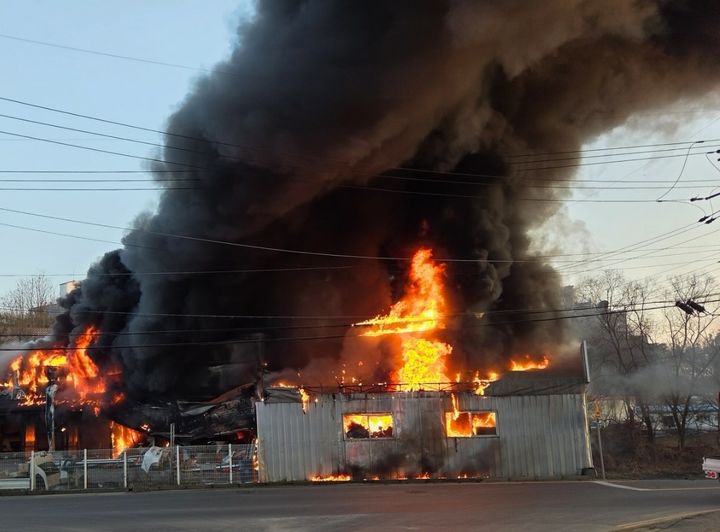 [천안=뉴시스] 19일 오후 4시43분께 충남 천안시 동남구 목천읍 응원리의 한 자동차 정비공장에서 불이 나 불길과 검은연기가 발생하고 있다. (사진=천안동남소방서 제공) 2025.12.19. photo@newsis.com *재판매 및 DB 금지