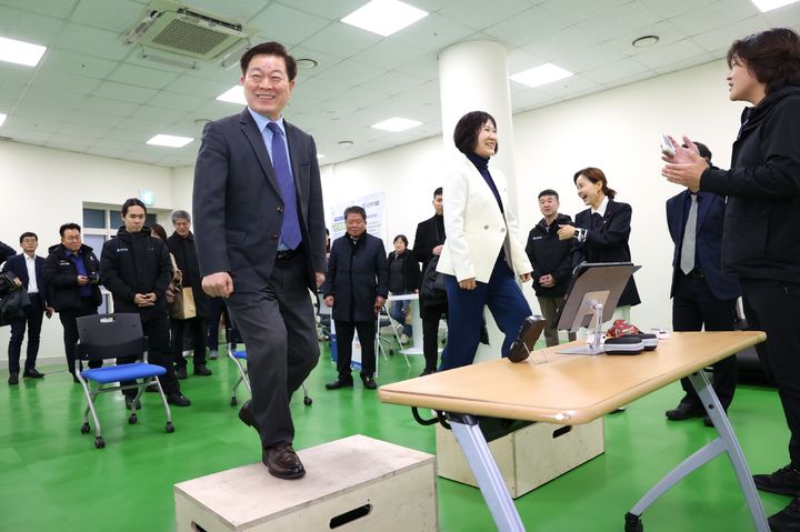 [광명=뉴시스]박승원 광명시장이 19일 오후 광명스피돔 경륜장 은빛문화누리센터 1층에서 열린 ‘광명체력인증센터’ 개소식에 참석해 센터 내부에서 체력측정을 하고 있다.(사진=광명시 제공)2025.12.19.photo@newsis.com *재판매 및 DB 금지