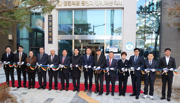 [고창=뉴시스] 지난 18일 열린 고창군의회 신청사 개청식, 조민규 의장(왼쪽 여덟번째)과 군의원 심덕섭 군수(왼쪽 일곱번째), 이만우 의정동우회장(왼쪽 다섯번째) 등 내빈들이 신청사 개청을 축하하며 테잎컷팅을 하고 있다. *재판매 및 DB 금지