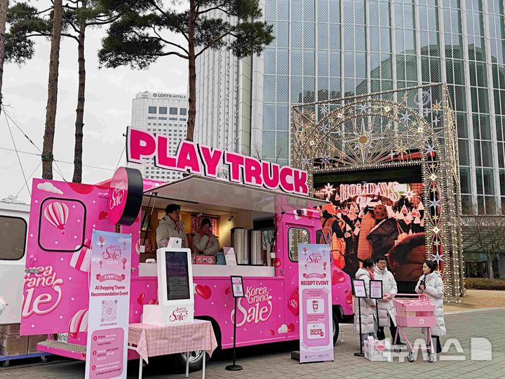[서울=뉴시스] 서울 송파구 롯데백화점 롯데월드타워 월드파크 야외광장에 플레이 팝업 트럭이 보이고 있다. (사진=롯데백화점 제공) 2025.12.19. photo@newsis.com