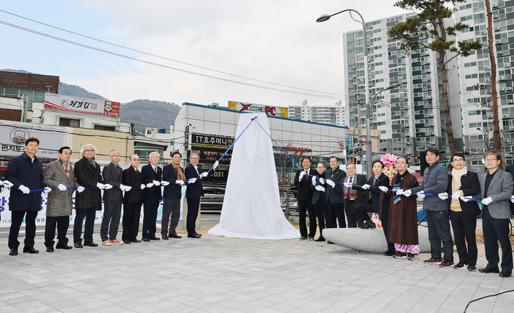 [창원=뉴시스] 강경국 기자 = 19일 경남 창원시 마산합포구 월영광장에서 부마민주항쟁 상징 조형물 이전 제막식이 개최되고 있다. (사진=창원시청 제공). 2025.12.19. photo@newsis.com *재판매 및 DB 금지