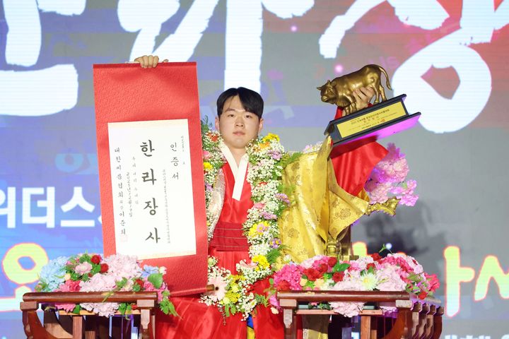 [서울=뉴시스] 박민교, 위더스제약 2025 민속씨름 문경오미자장사씨름대회서 한라장사 등극. (사진=대한씨름협회 제공) *재판매 및 DB 금지