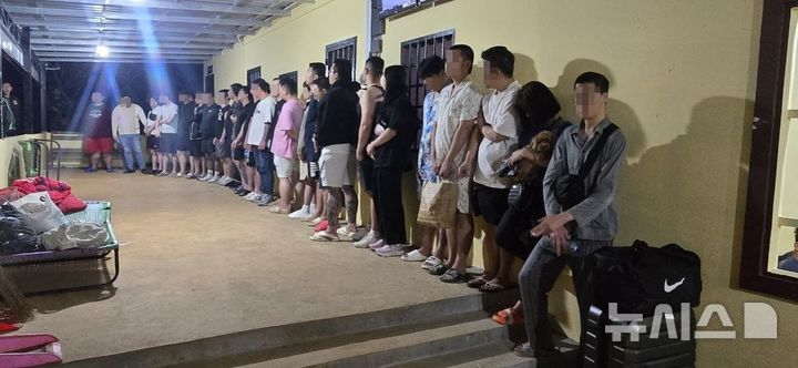 [서울=뉴시스]경찰청은 한국·캄보디아 '코리아 전담반'을 통해 캄보디아 몬돌끼리 지역 스캠 단지에서 감금 중이던 우리 국민 1명(20대 남성)을 구출하고, 스캠 등 조직 범죄 혐의자 26명을 일시 검거했다고 21일 밝혔다.(사진=경찰청 제공)