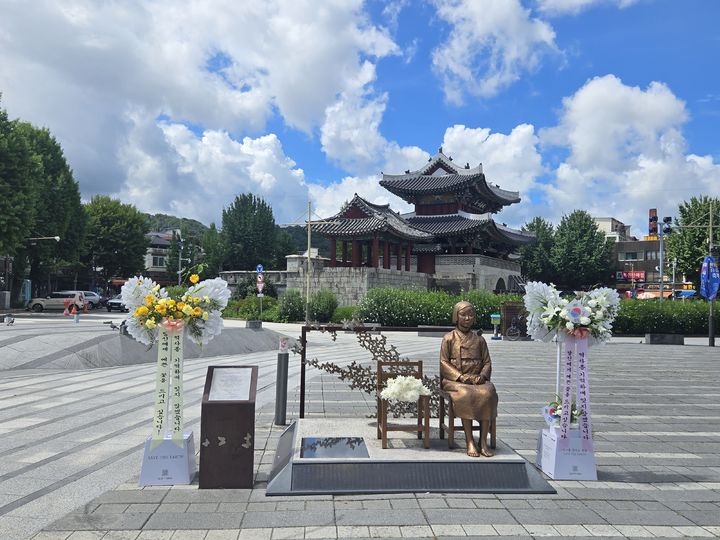 [서울=뉴시스]제로플라스틱 에코화환. (사진=동반성장위원회 제공) 2025.12.22. photo@newsis.com *재판매 및 DB 금지