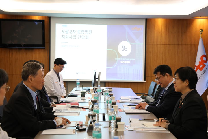 [안동=뉴시스] 정은경 보건복지부 장관이 19일 안동병원을 방문해 '포괄 2차 종합병원 지원사업' 추진 현황을 점검하고, 지역 필수의료 강화를 위한 간담회를 진행하고 있다. (사진=안동병원 제공) 2025.12.19. photo@newsis.com *재판매 및 DB 금지