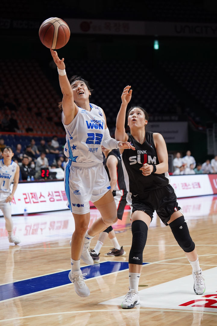 [서울=뉴시스] 여자프로농구 아산 우리은행 김단비(왼쪽). (사진=WKBL 제공) *재판매 및 DB 금지