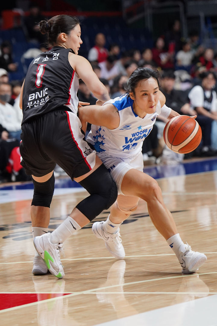 [서울=뉴시스] 여자프로농구 아산 우리은행 김단비(오른쪽). (사진=WKBL 제공) *재판매 및 DB 금지