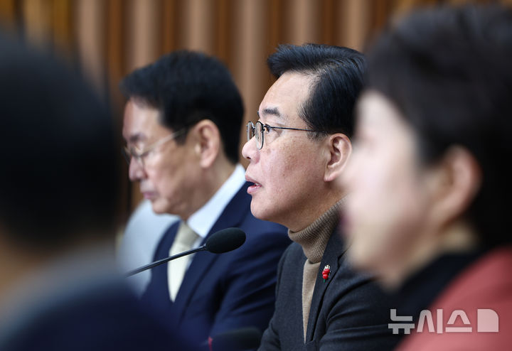 [서울=뉴시스] 김명년 기자 = 송언석 국민의힘 원내대표가 19일 오전 서울 여의도 국회에서 열린 원내대책회의에서 발언하고 있다. 2025.12.19. kmn@newsis.com