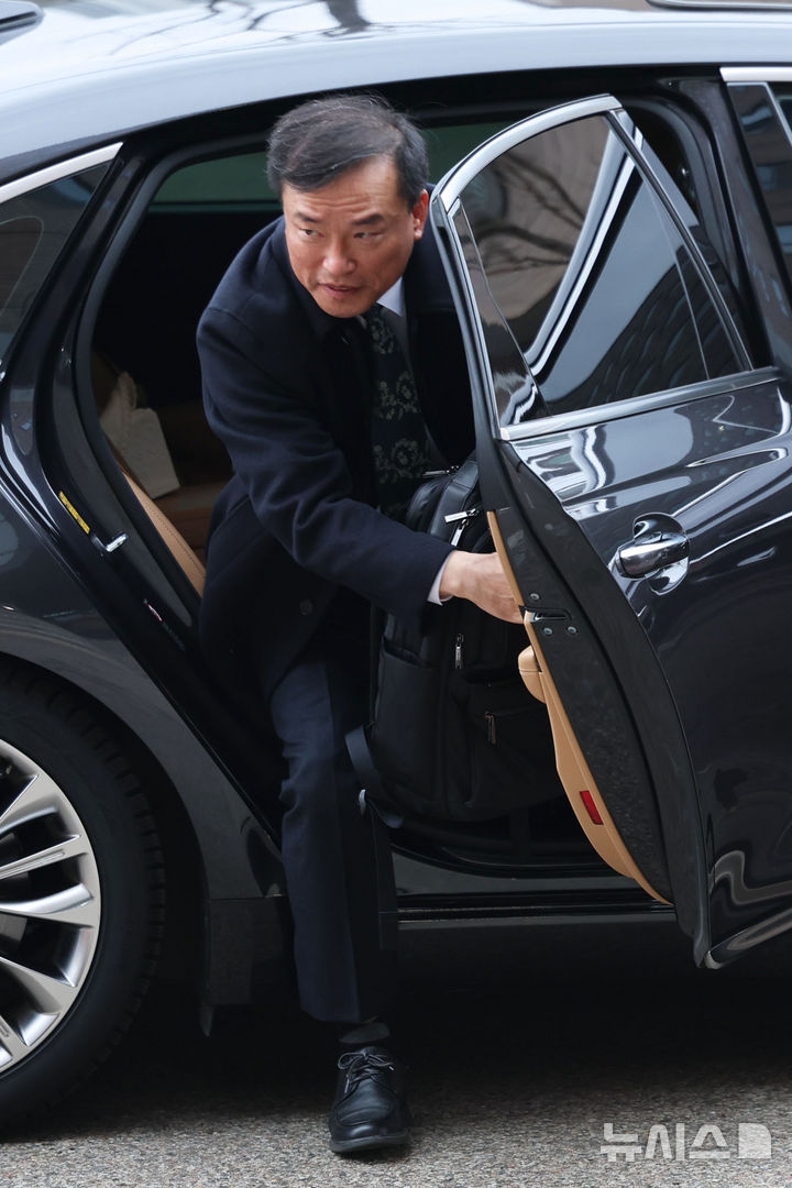 [과천=뉴시스] 권창회 기자 = 김종철 신임 방송미디어통신위원장이 19일 오전 경기 과천시 정부과천청사 방미통위로 출근하고 있다. 2025.12.19. kch0523@newsis.com