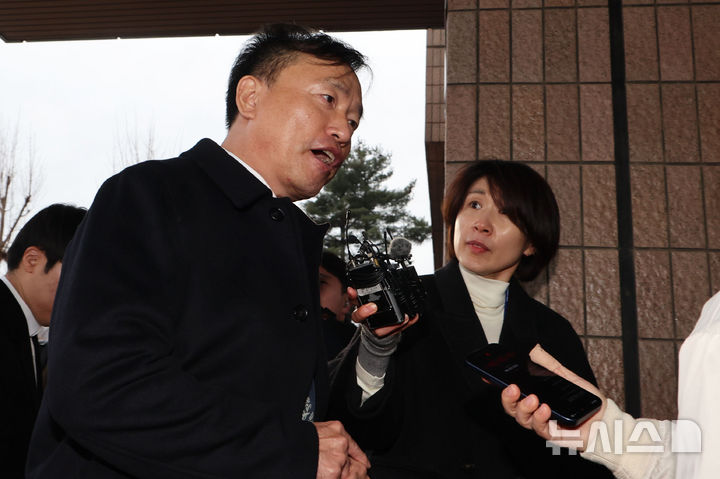 [과천=뉴시스] 권창회 기자 = 김종철 신임 방송미디어통신위원장이 19일 오전 경기 과천시 정부과천청사 방미통위로 출근하며 취재진 질의에 답하고 있다. 2025.12.19. kch0523@newsis.com