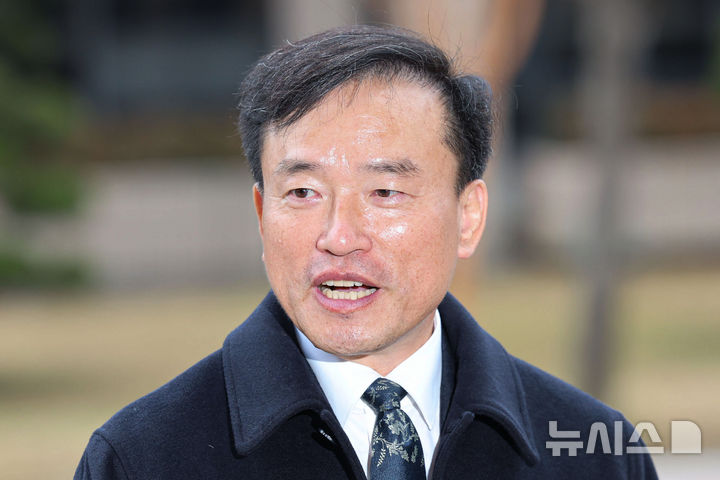 [과천=뉴시스] 권창회 기자 = 김종철 신임 방송미디어통신위원장이 19일 오전 경기 과천시 정부과천청사 방미통위로 출근하며 취재진 질의에 답하고 있다. 2025.12.19. kch0523@newsis.com