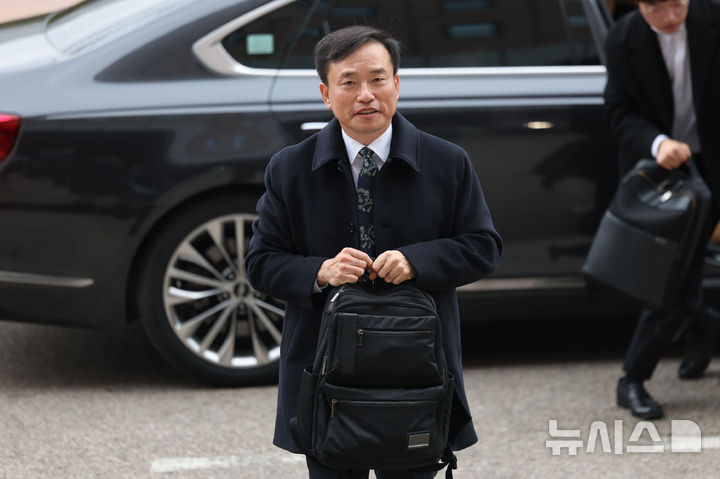 [과천=뉴시스] 권창회 기자 = 김종철 신임 방송미디어통신위원장이 19일 오전 경기 과천시 정부과천청사 방미통위로 출근하고 있다. 2025.12.19. kch0523@newsis.com