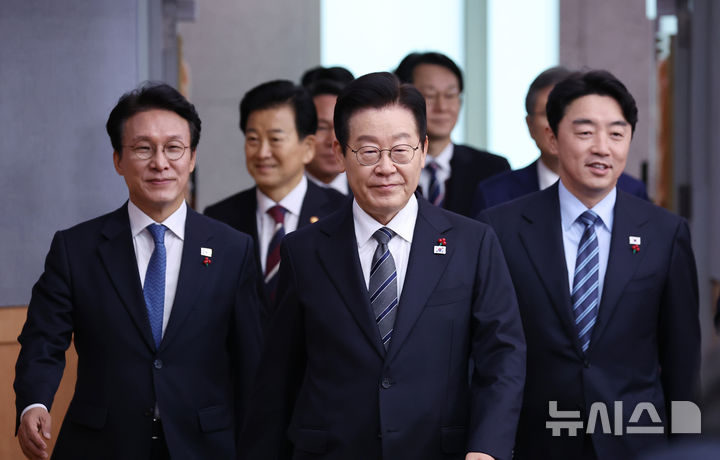 [서울=뉴시스] 고범준 기자 = 이재명 대통령이 19일 서울 종로구 정부서울청사 별관에서 열린 외교부(재외동포청)·통일부 업무보고에 입장하고 있다. (대통령실통신사진기자단) 2025.12.19. bjko@newsis.com