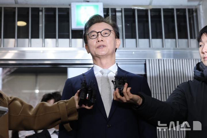 [서울=뉴시스] 조성우 기자 = 통일교 금품 수수 의혹을 받는 전재수 전 해양수산부 장관이 19일 오전 서울 서대문구 경찰청 국가수사본부에서 피의자 조사를 받기 위해 출석하고 있다. (공동취재) 2025.12.19. photo@newsis.com