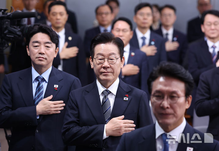 [서울=뉴시스] 고범준 기자 = 이재명 대통령이 19일 서울 종로구 정부서울청사 별관에서 열린 외교부(재외동포청)·통일부 업무보고에서 국민의례를 하고 있다. (대통령실통신사진기자단) 2025.12.19. bjko@newsis.com