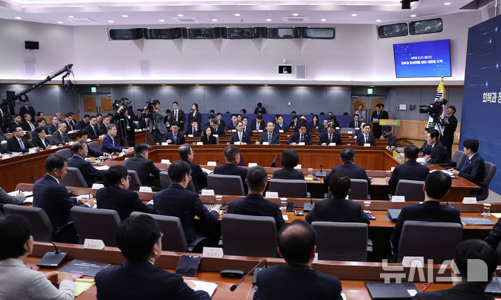 [서울=뉴시스] 고범준 기자 = 이재명 대통령이 19일 서울 종로구 정부서울청사 별관에서 열린 외교부(재외동포청)·통일부 업무보고에서 발언하고 있다. (대통령실통신사진기자단) 2025.12.19. bjko@newsis.com