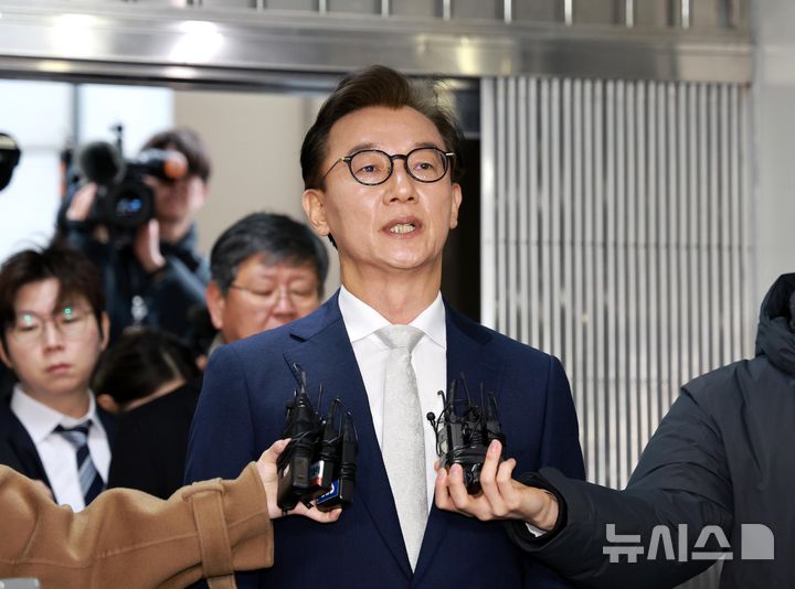 [서울=뉴시스] 조성우 기자 = 통일교 금품 수수 의혹을 받는 전재수 전 해양수산부 장관이 19일 오전 서울 서대문구 경찰청 국가수사본부에서 피의자 조사를 받기 위해 출석하기 앞서 발언하고 있다. (공동취재) 2025.12.19. photo@newsis.com