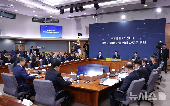 [서울=뉴시스] 고범준 기자 = 이재명 대통령이 19일 서울 종로구 정부서울청사 별관에서 열린 외교부(재외동포청)·통일부 업무보고에서 발언하고 있다. (대통령실통신사진기자단) 2025.12.19. bjko@newsis.com