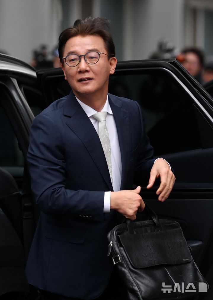 [서울=뉴시스] 조성우 기자 = 통일교 금품 수수 의혹을 받는 전재수 전 해양수산부 장관이 19일 오전 서울 서대문구 경찰청 국가수사본부에서 피의자 조사를 받기 위해 출석하고 있다. (공동취재) 2025.12.19. photo@newsis.com