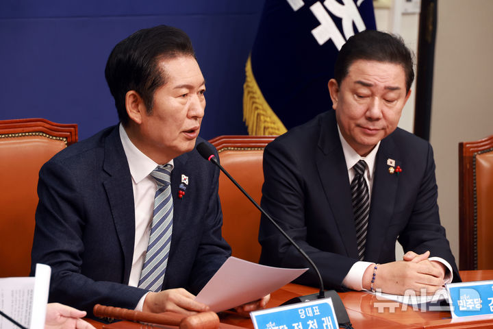 [서울=뉴시스] 고승민 기자 = 정청래 더불어민주당 대표가 19일 서울 여의도 국회에서 열린 최고위원회의에서 발언하고 있다. 2025.12.19. kkssmm99@newsis.com