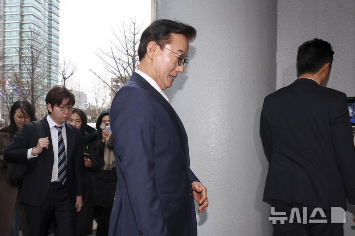 [서울=뉴시스] 조성우 기자 = 통일교 금품 수수 의혹을 받는 전재수 전 해양수산부 장관이 19일 오전 서울 서대문구 경찰청 국가수사본부에서 피의자 조사를 받기 위해 출석하고 있다. (공동취재) 2025.12.19. photo@newsis.com