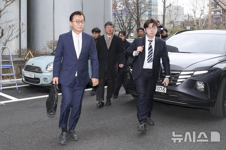 [서울=뉴시스] 조성우 기자 = 통일교 금품 수수 의혹을 받는 전재수 전 해양수산부 장관이 19일 오전 서울 서대문구 경찰청 국가수사본부에서 피의자 조사를 받기 위해 출석하고 있다. (공동취재) 2025.12.19. photo@newsis.com