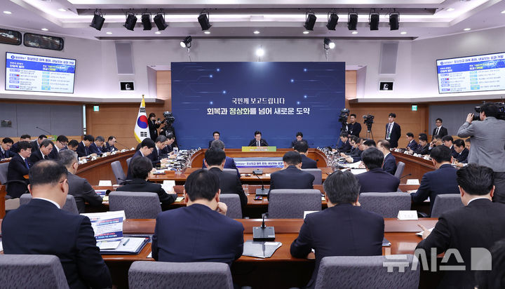 [서울=뉴시스] 고범준 기자 = 이재명 대통령이 19일 서울 종로구 정부서울청사 별관에서 열린 외교부(재외동포청)·통일부 업무보고에서 발언하고 있다. (대통령실통신사진기자단) 2025.12.19. bjko@newsis.com